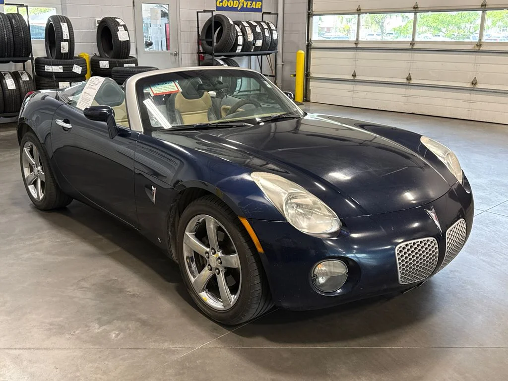Used 2006 Blue Pontiac Base image 3