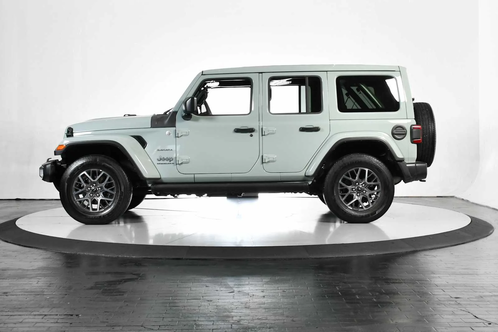 Used 2024 Earl Clearcoat Jeep Sahara image 2