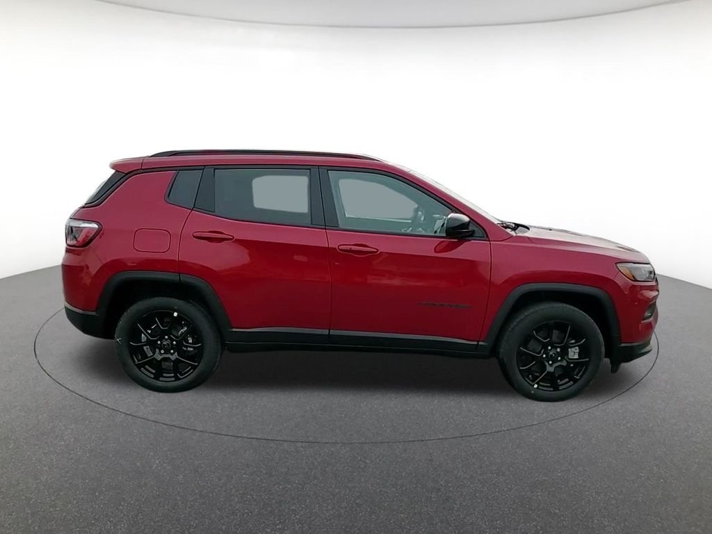 New 2026 Red Hot Pearl-Coat Exterior Paint Jeep Latitude image 4