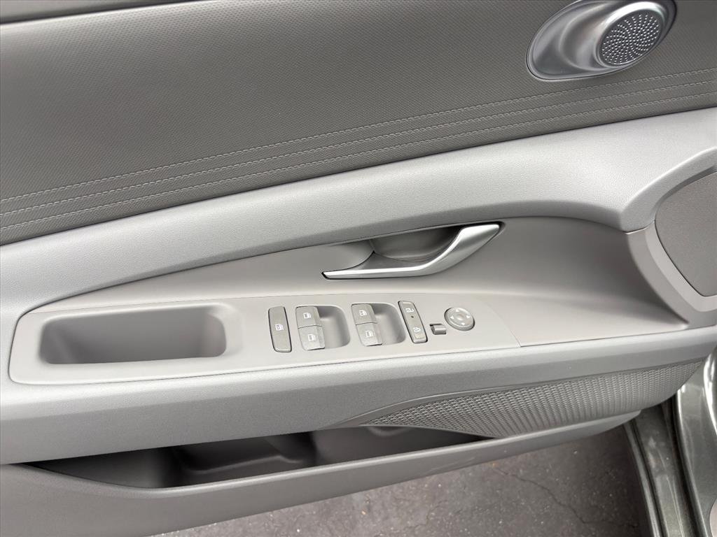 New 2026 Amazon Gray Pearl Hyundai SE image 9