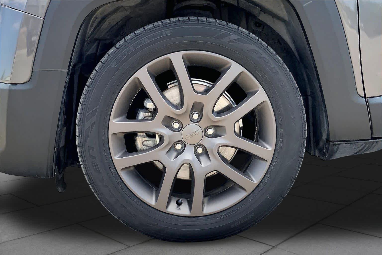 Used 2016 Granite Crystal Metallic Clearcoat Jeep 75th Anniversary image 9