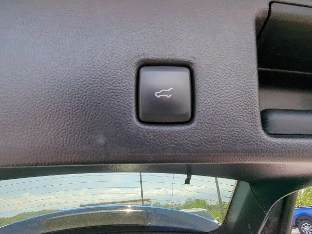Used 2022 Blue Ford SE image 32