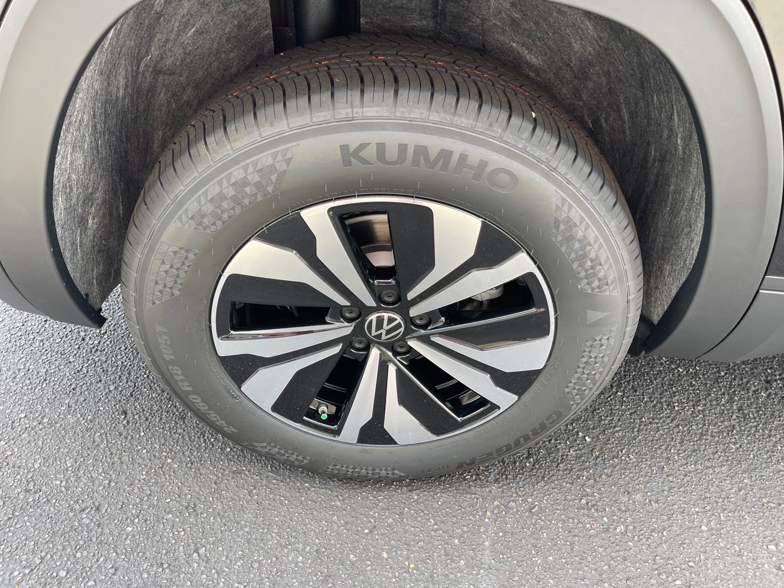New 2026 Deep Black Pearl Volkswagen SE image 19