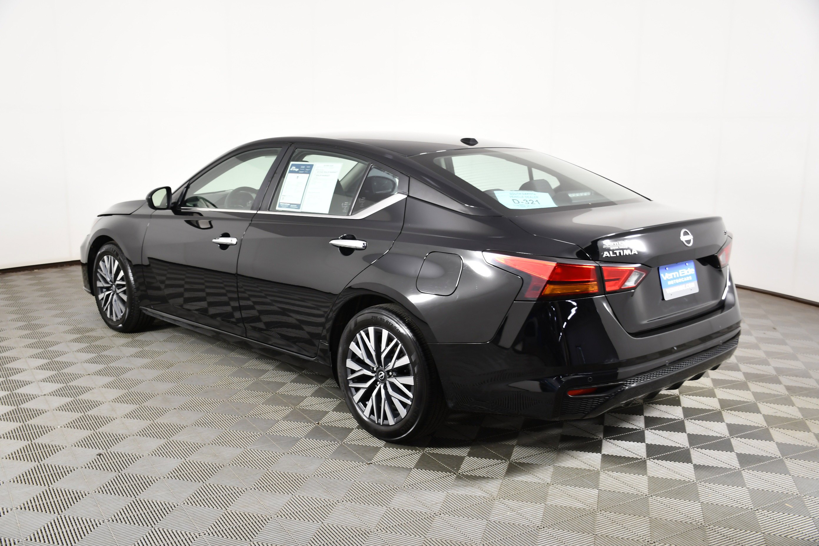 Used 2024 Super Black Nissan 2.5 SV image 8