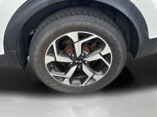 Used 2020 White Kia LX image 31