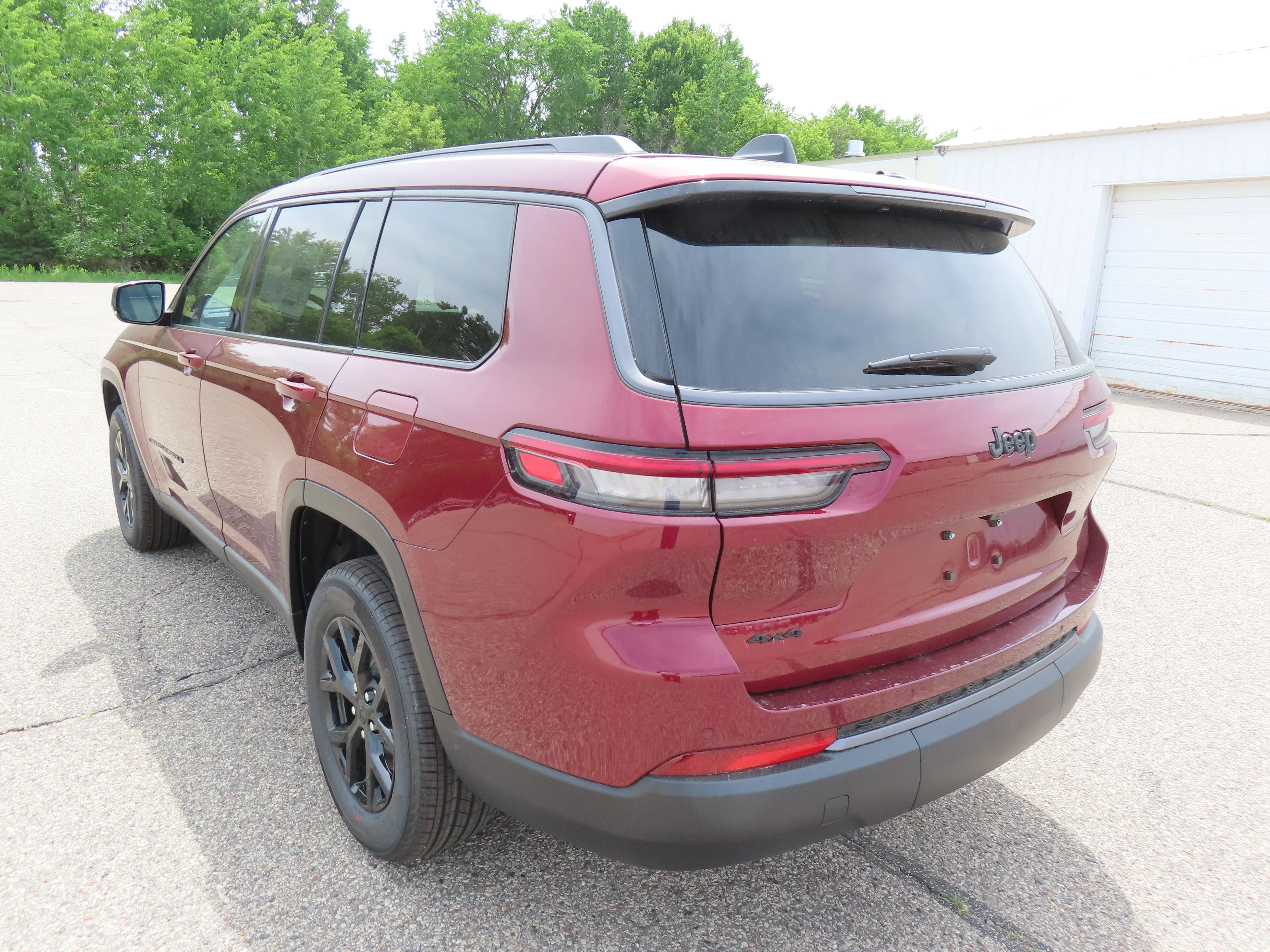 New 2026 Velvet Red Pearl-Coat Exterior Paint Jeep Laredo Altitude image 6