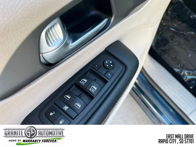 2023 Chrysler Pacifica Touring L - Photo 12