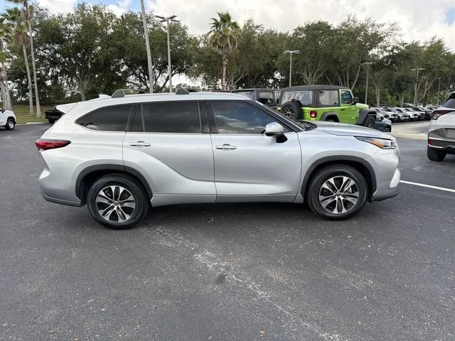 Used 2021 Silver Toyota XLE image 3