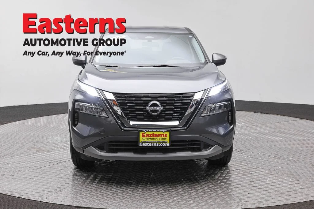Used 2023 Gray Nissan SV image 2