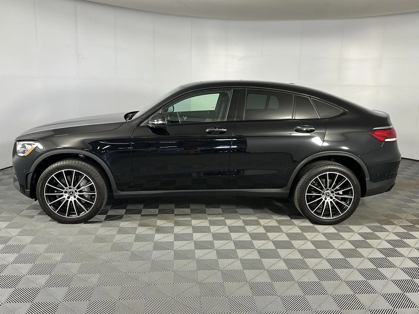Used 2023 Obsidian Black Metallic Mercedes-Benz GLC 300 image 13