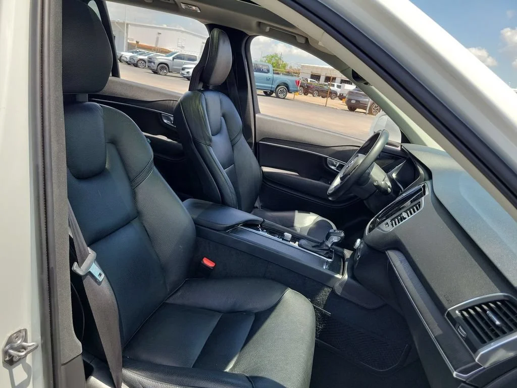 Used 2020 White Volvo T6 Momentum 7 Passenger image 25
