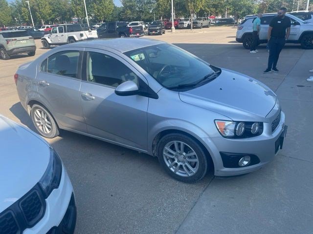 Used 2015 Silver Ice Metallic Chevrolet LT image 4