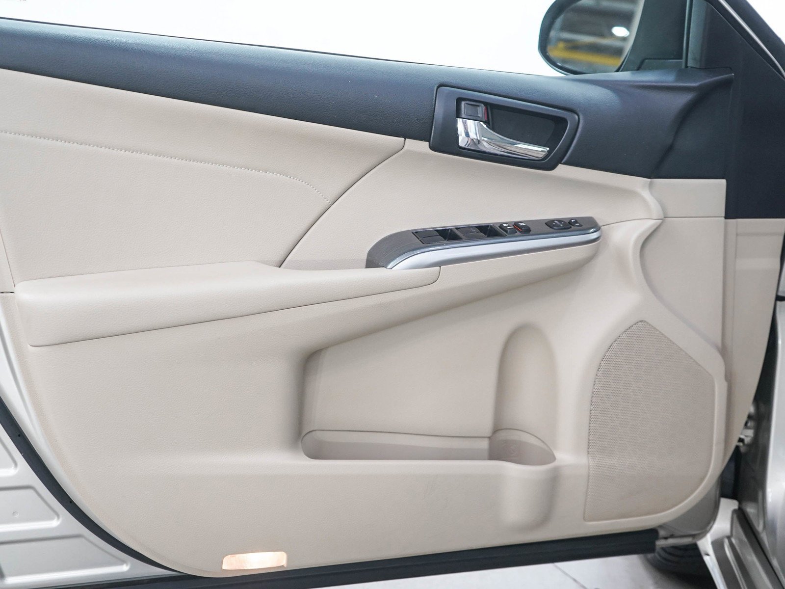 Used 2014 Creme Brulee Mica Toyota 4dr Sdn XLE (Natl) *Ltd Avail* image 18