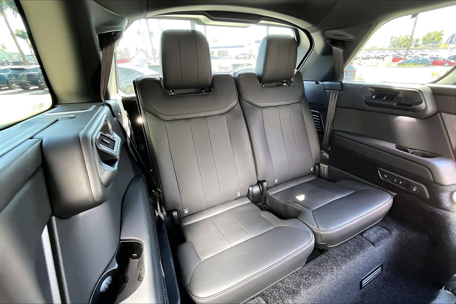 New 2026 Santorini Black Land Rover SE image 11