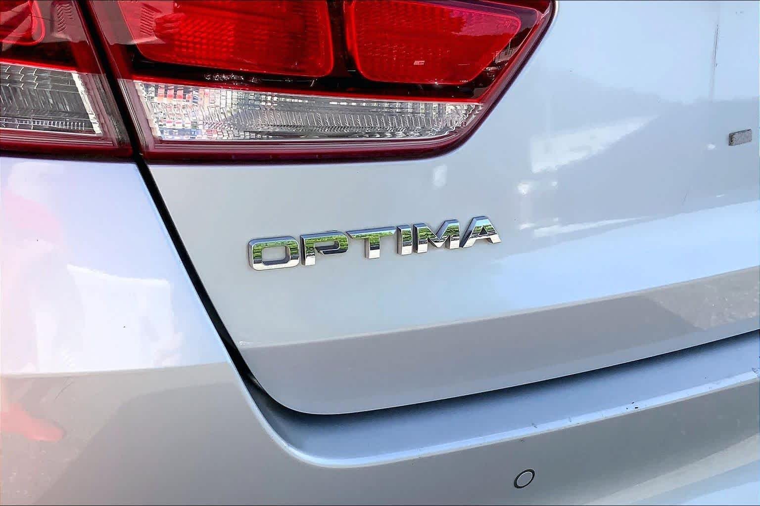 Used 2018 Sparkling Silver Kia LX image 30