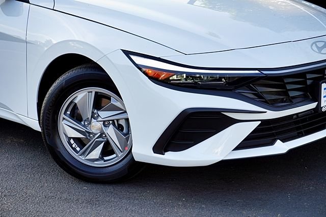 New 2026 White Hyundai SE image 3