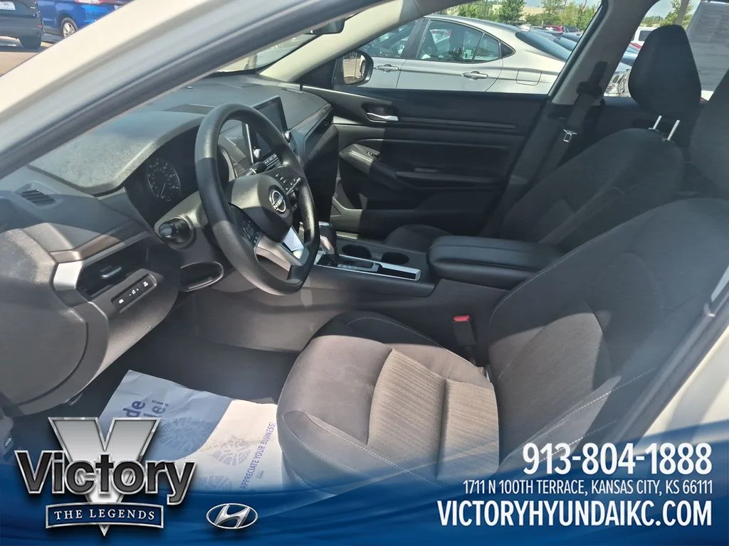 Used 2025 White Nissan 2.5 SV image 9