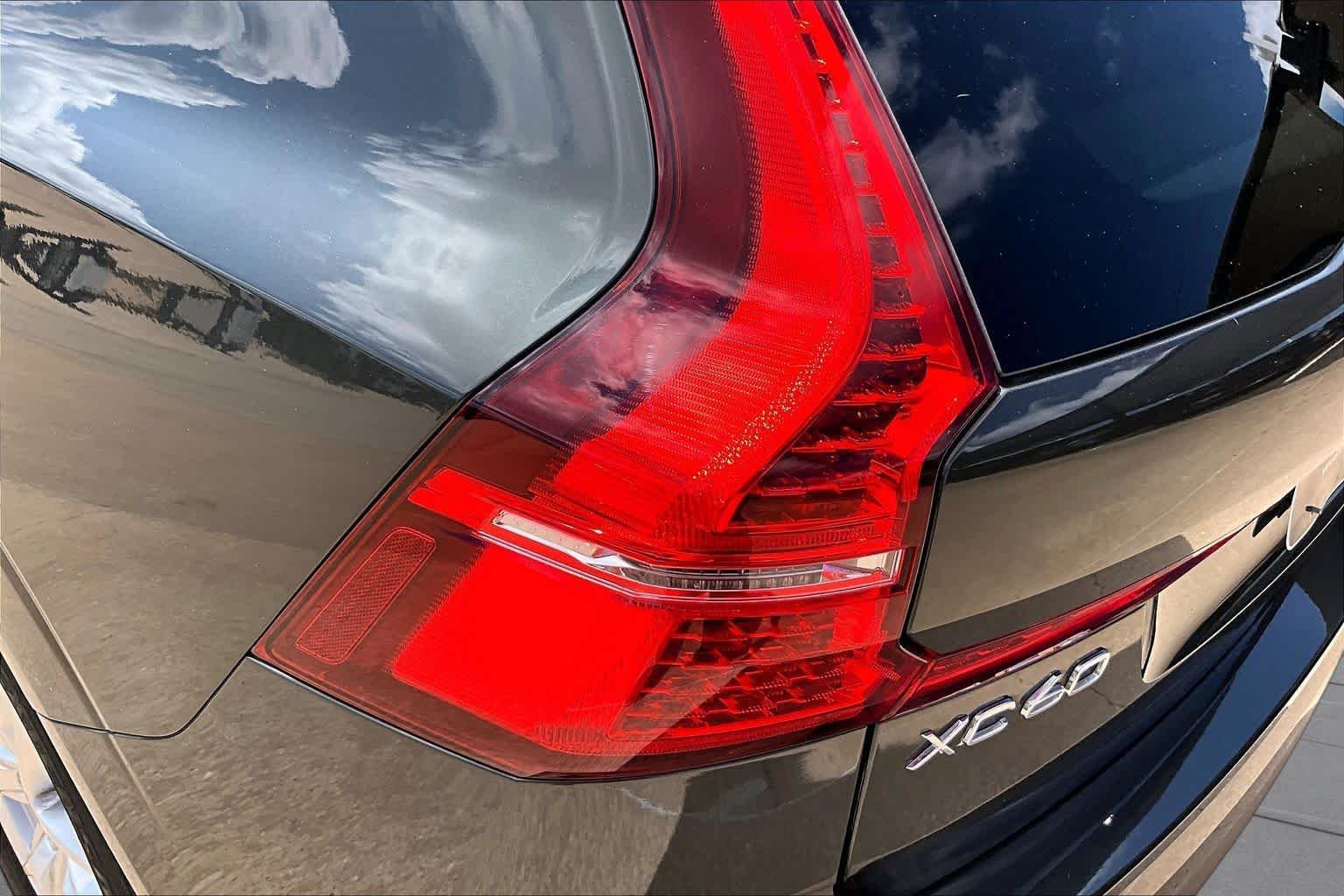 Used 2020 Pine Grey Metallic Volvo Momentum image 29