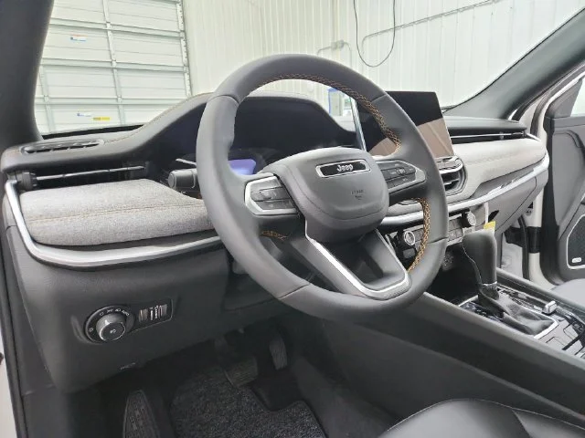 New 2026 Bright White Clear-Coat Exterior Paint Jeep Latitude image 18