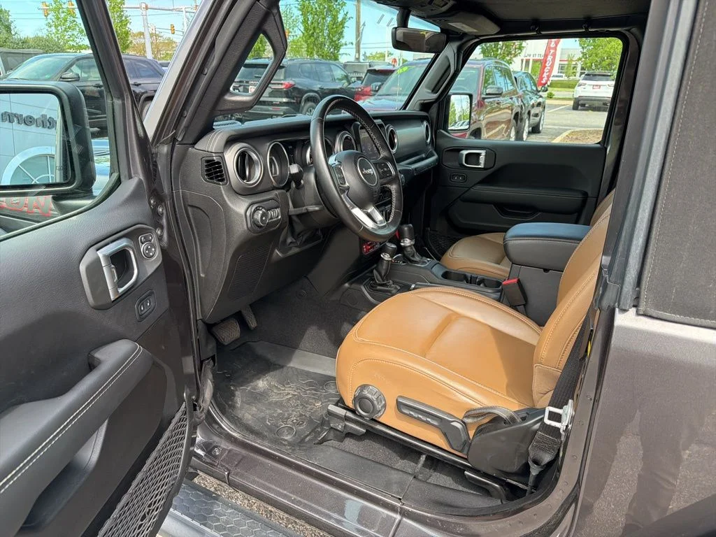 Used 2022 Gray Jeep Rubicon image 11