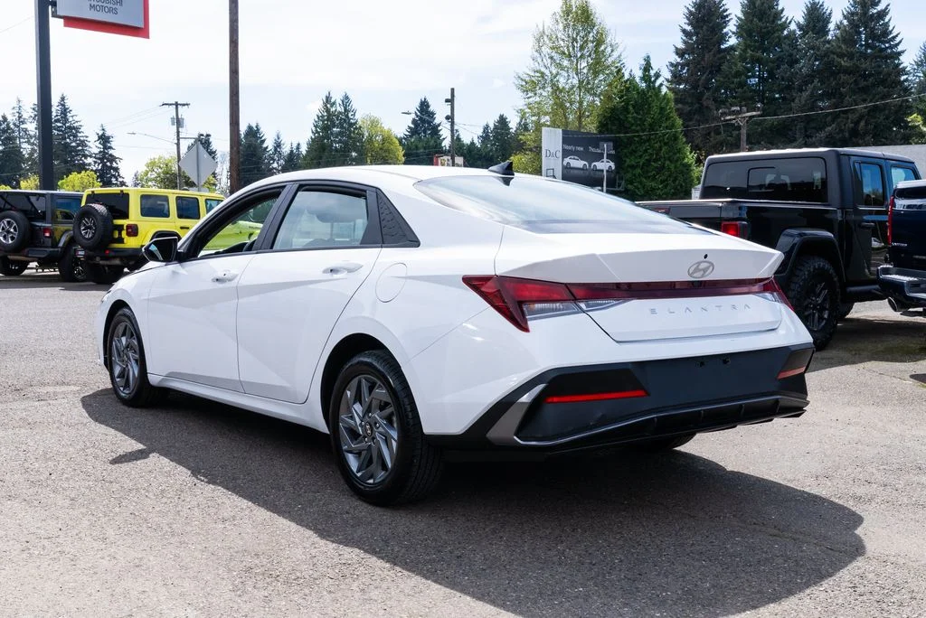 Used 2024 White Hyundai SEL image 4