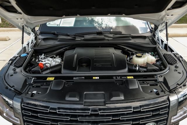 Used 2025 White Land Rover SE image 58