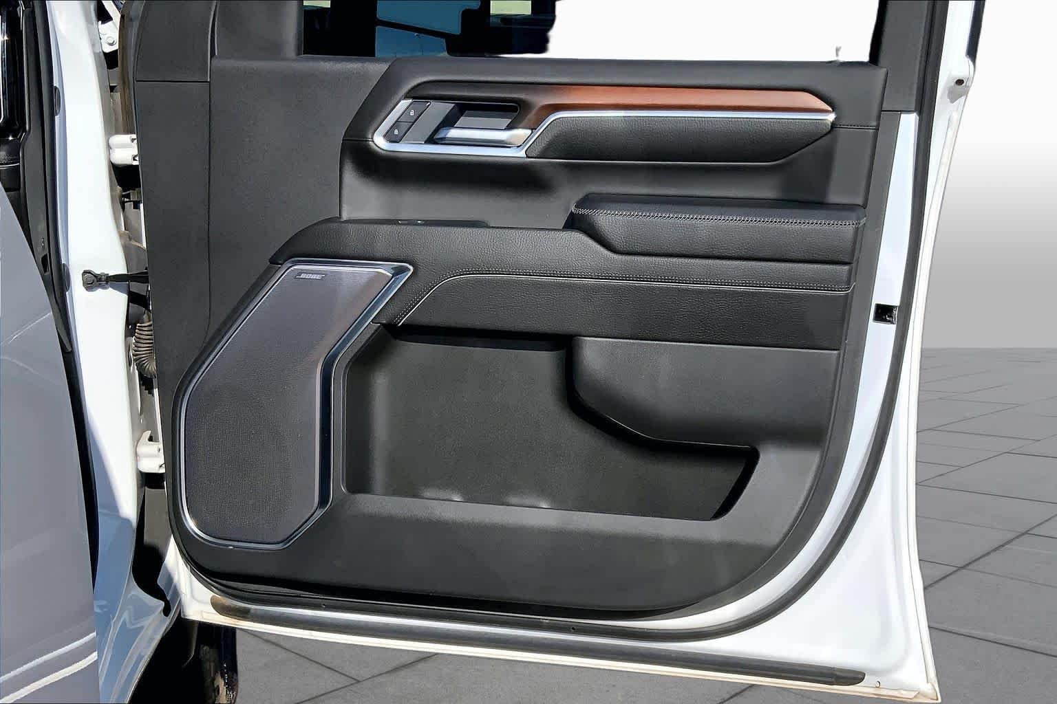 Used 2025 White Frost Tricoat GMC Denali image 21