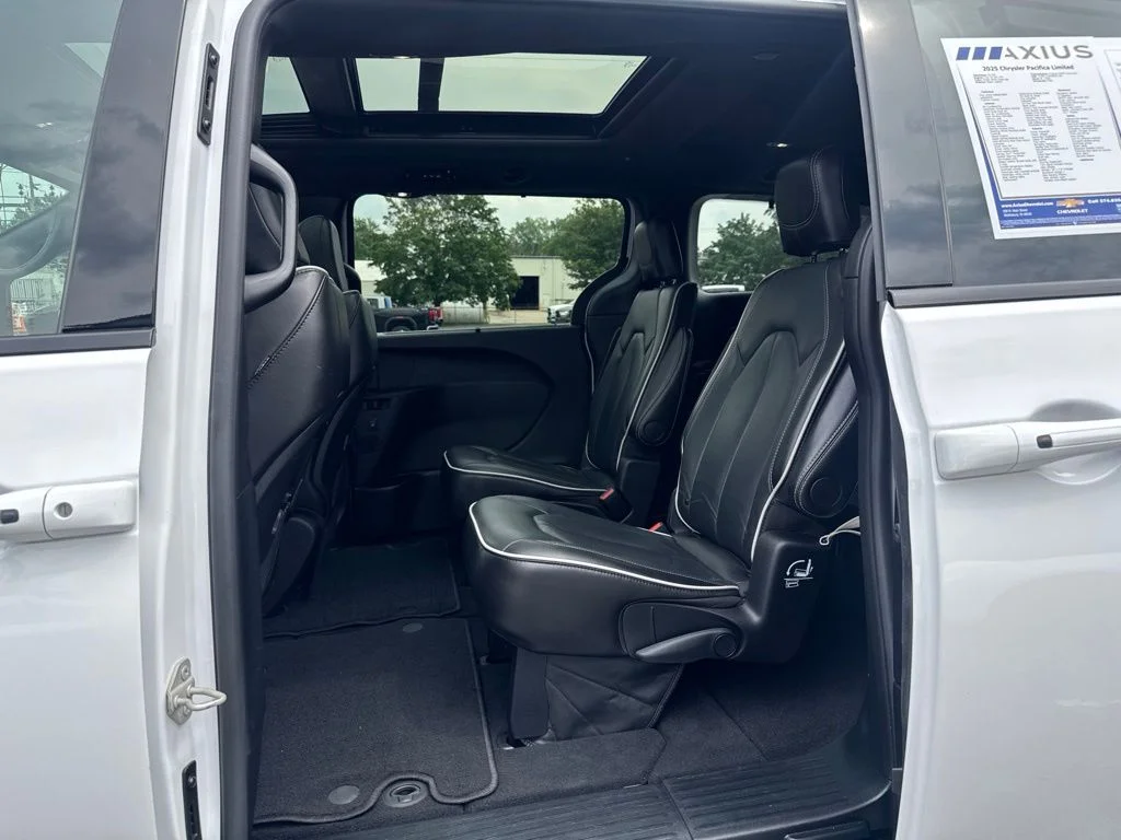 2025 Chrysler Pacifica Limited - Photo 15