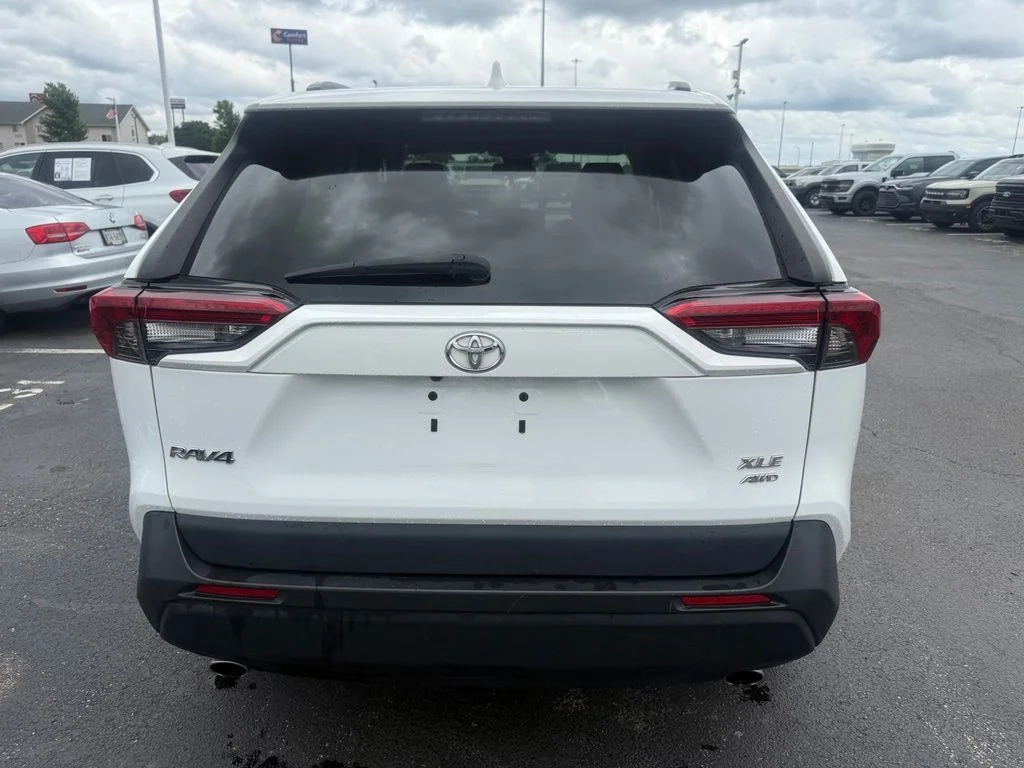 Used 2019 White Toyota XLE image 4