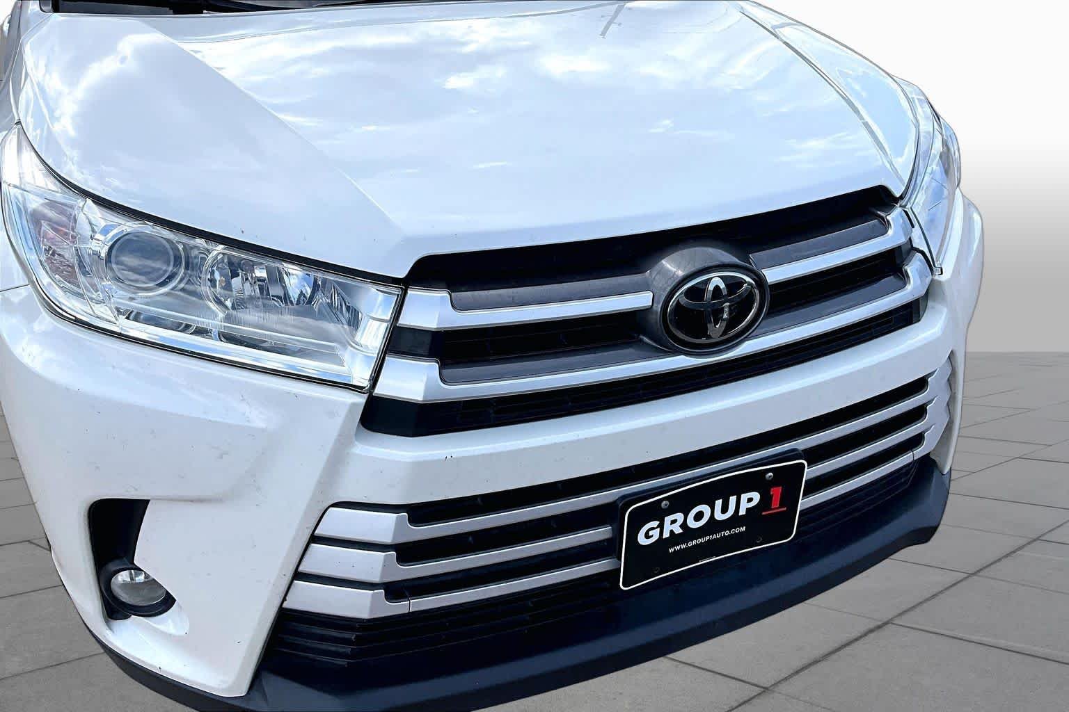 Used 2018 Blizzard Pearl Toyota XLE image 30