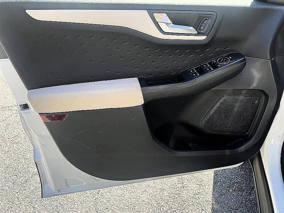 Used 2020 White Metallic Ford SE image 5