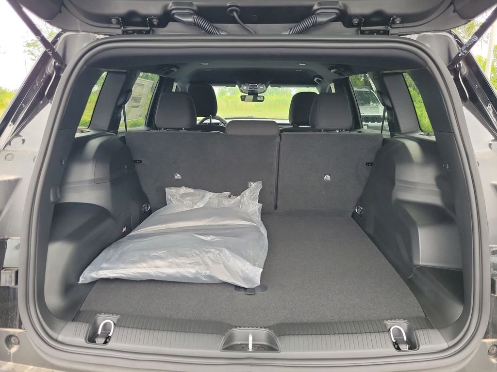 New 2026 Diamond Black Crystal Pearlcoat Jeep Laredo image 2
