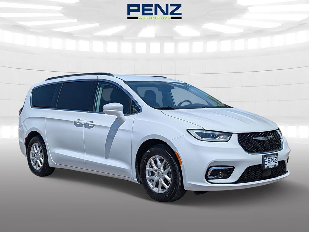 2022 Chrysler Pacifica Touring L's photo