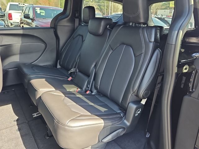 New 2026 Diamond Black Crystal Pearl-Coat Exterior Paint Chrysler Select image 11