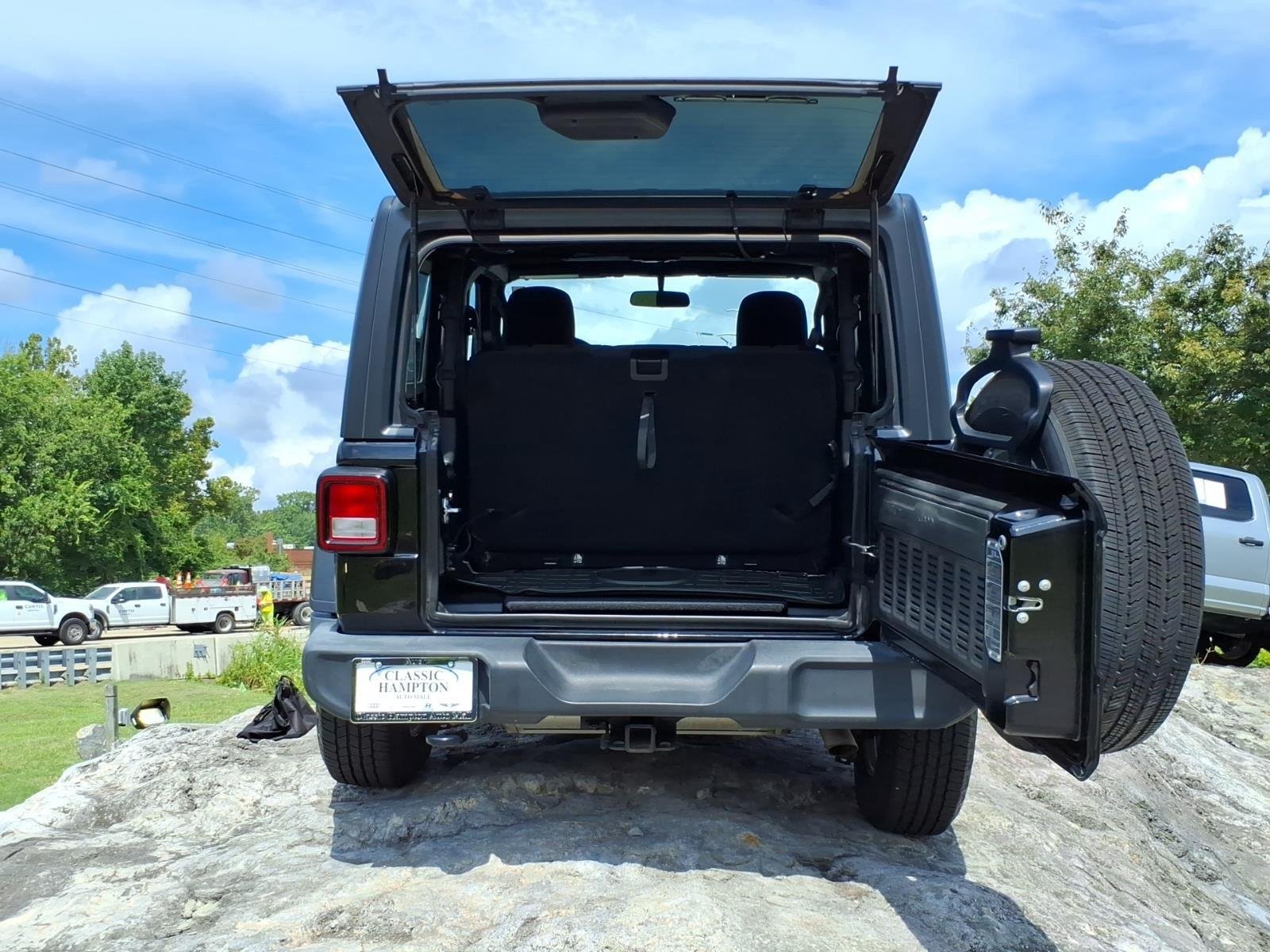Used 2018 Black Clearcoat Jeep Sport S image 30