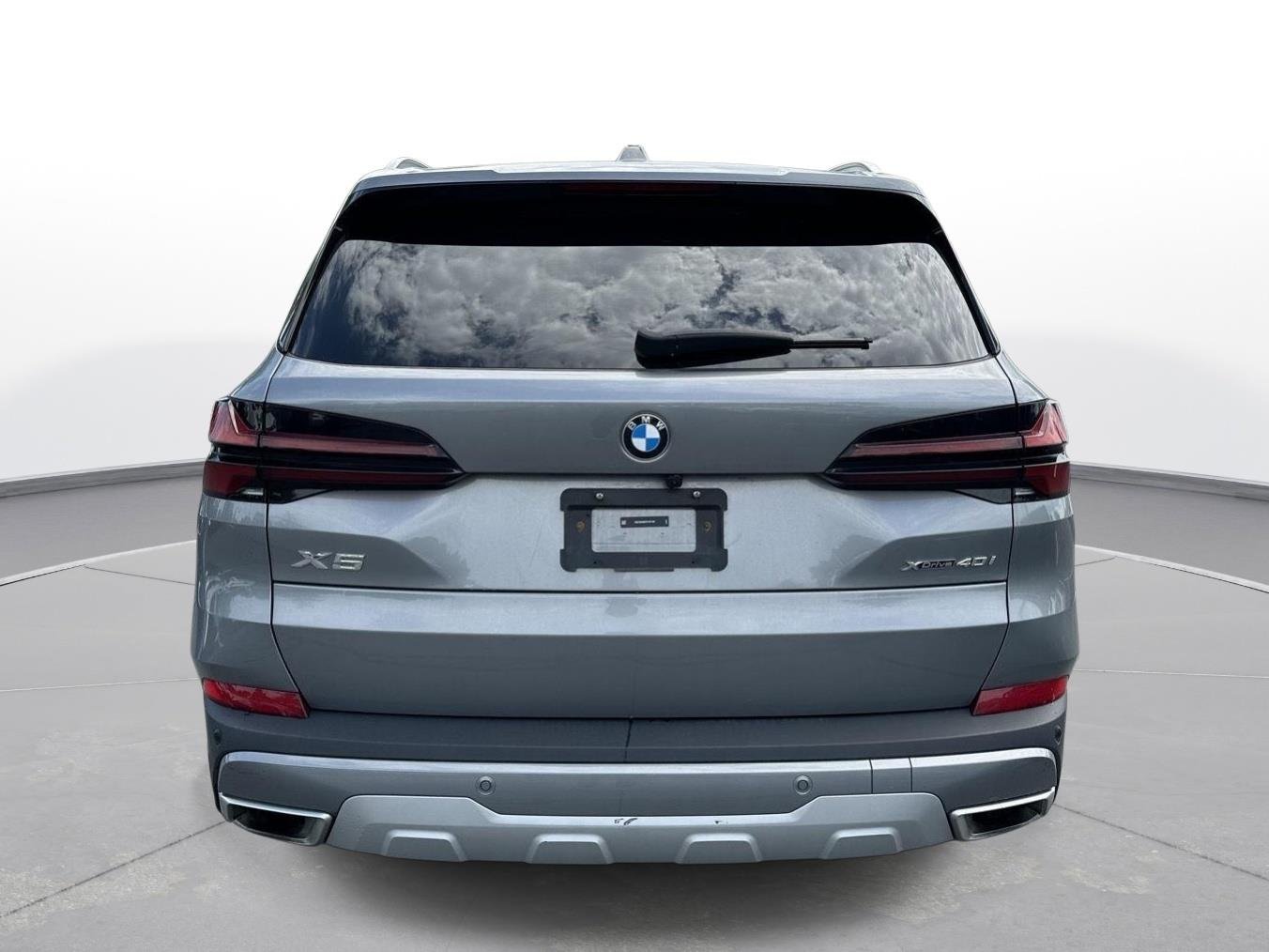Used 2026 Skyscraper Grey Metallic BMW xDrive40i image 7