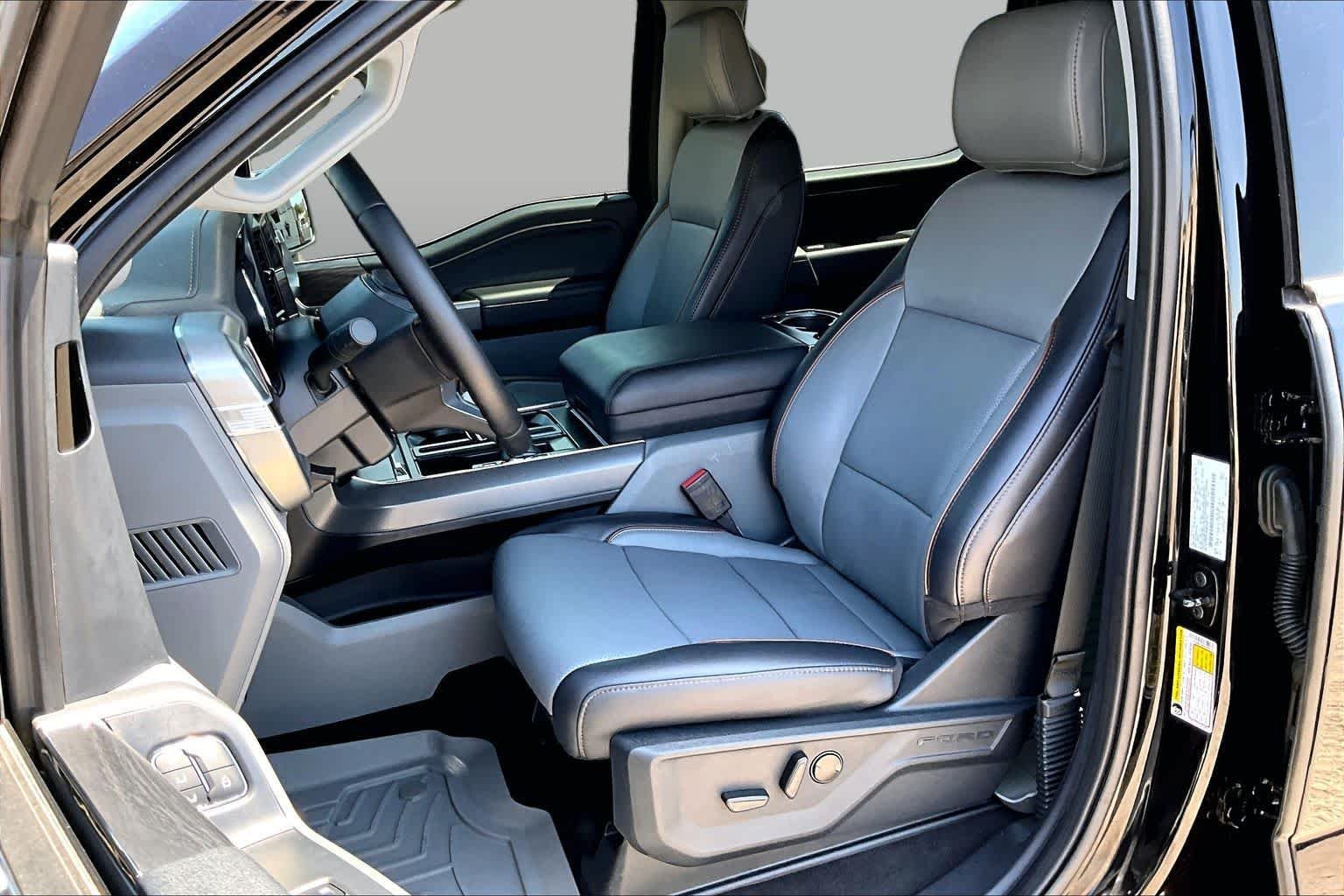 Used 2025 Agate Black Metallic Ford LARIAT image 10