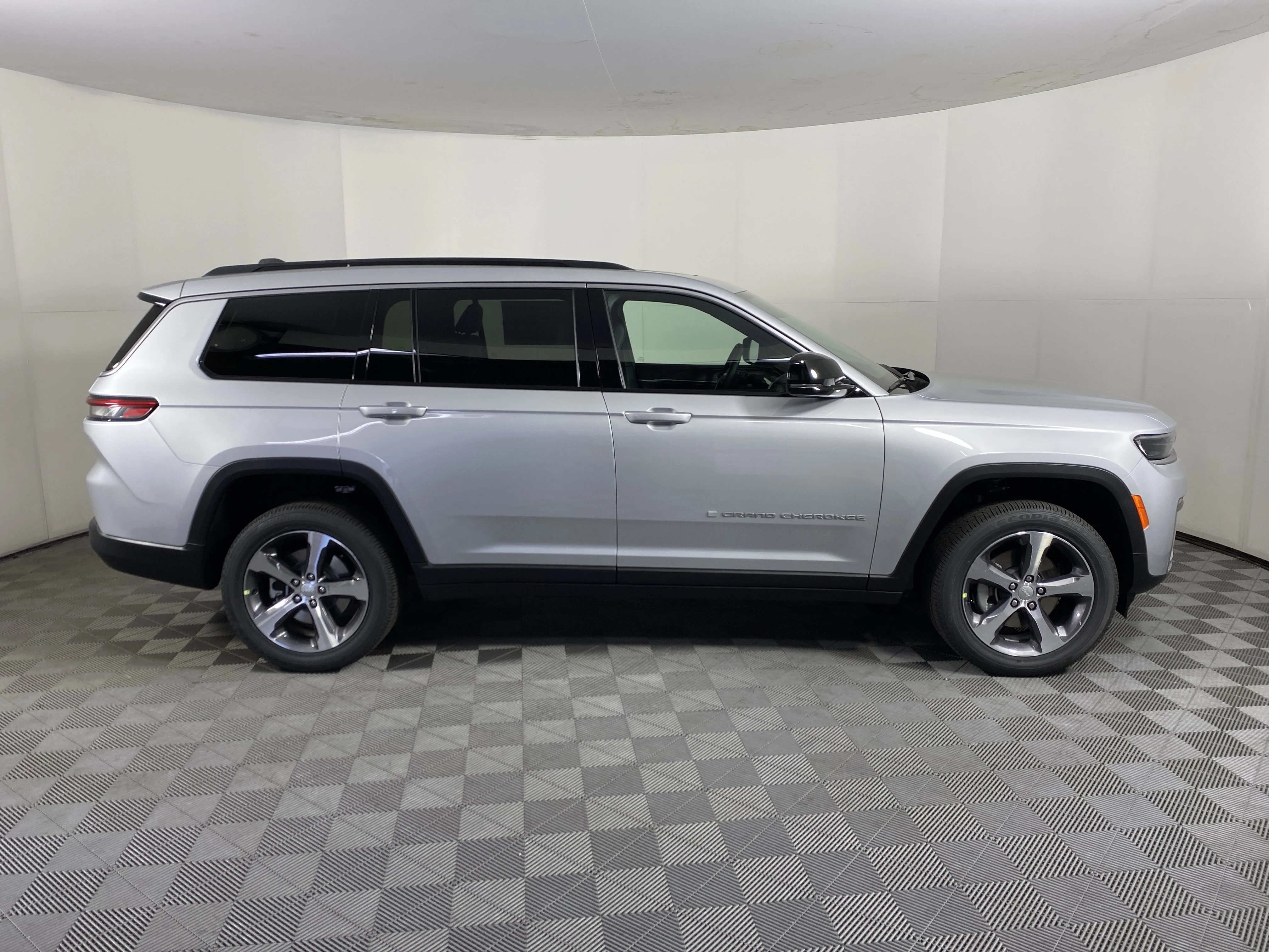 New 2026 Silver Zynith Exterior Paint Jeep Limited image 7