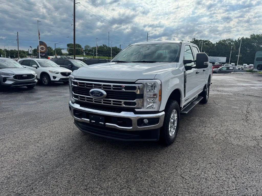 Used 2025 Oxford White Ford XLT image 3