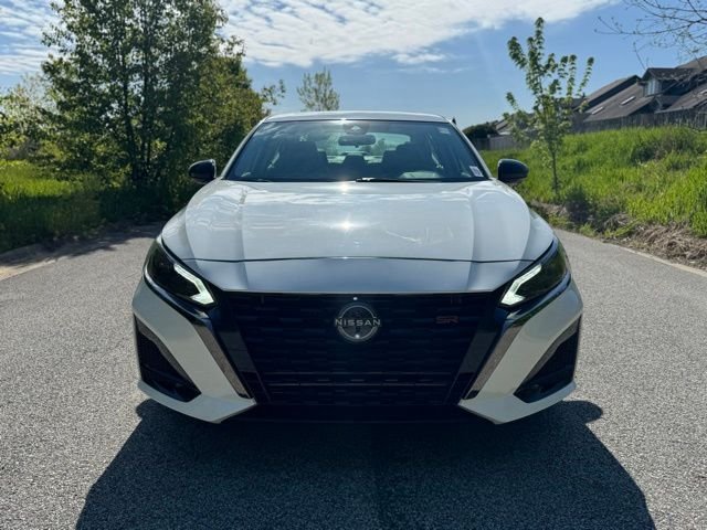 Used 2023 Pearl White Nissan 2.0 SR image 3