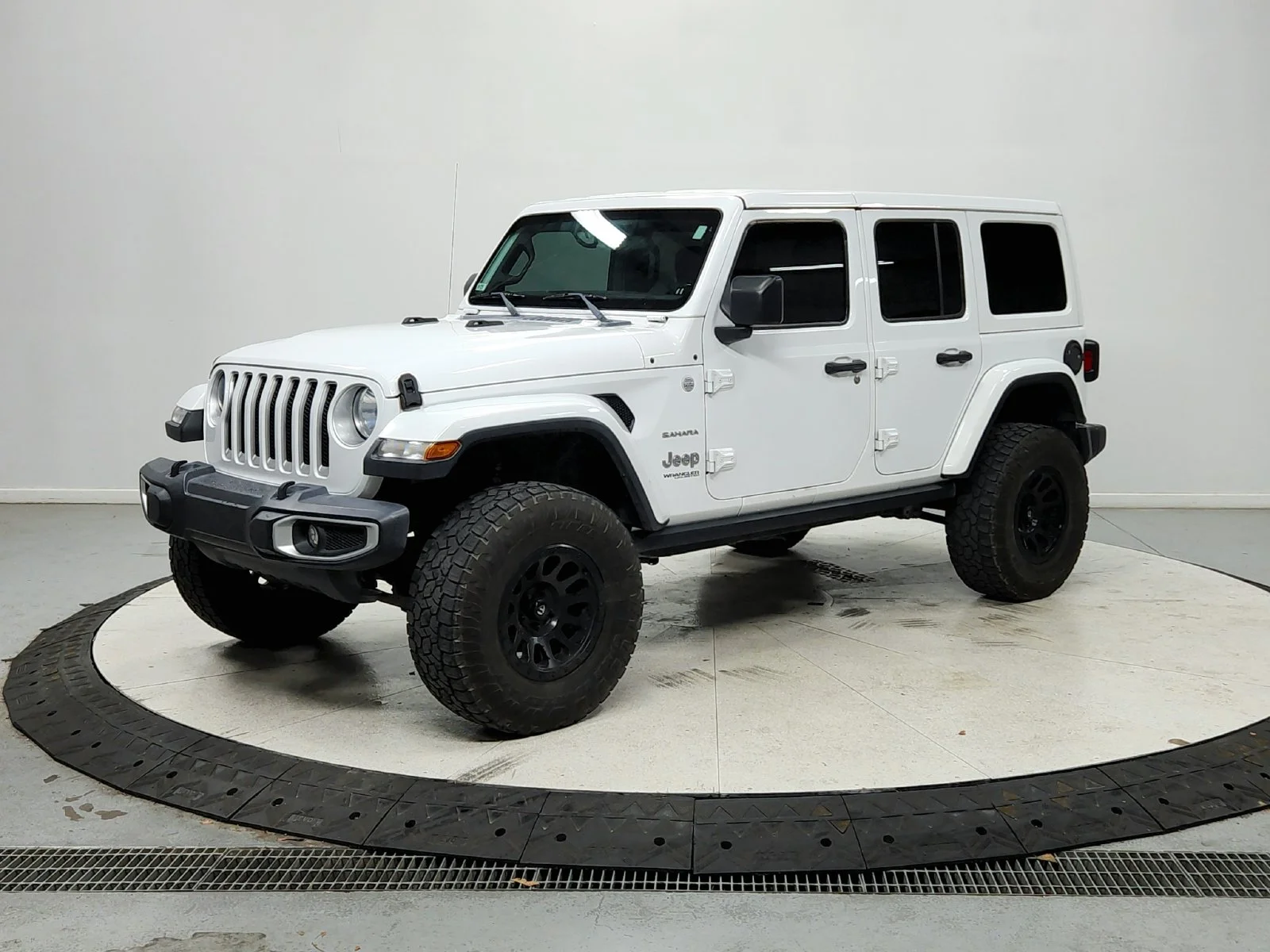 Used 2019 White Jeep Unlimited Sahara image 4