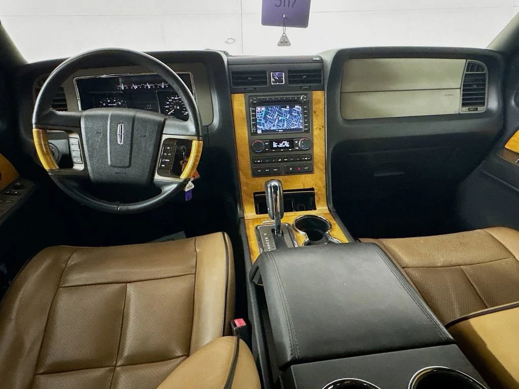 Used 2013 Black Lincoln Base image 26