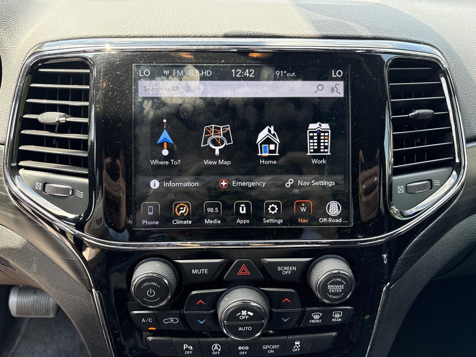 Used 2020 Diamond Black Crystal Pearl Jeep Laredo image 11