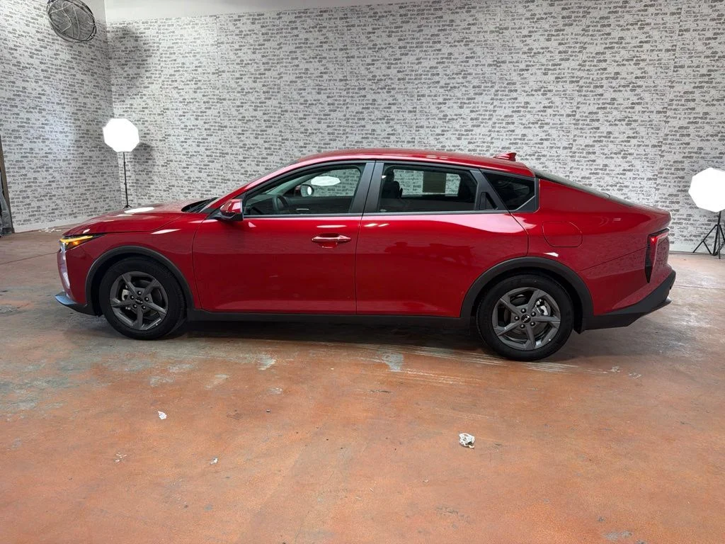 Used 2025 Currant Red Kia LXS image 4