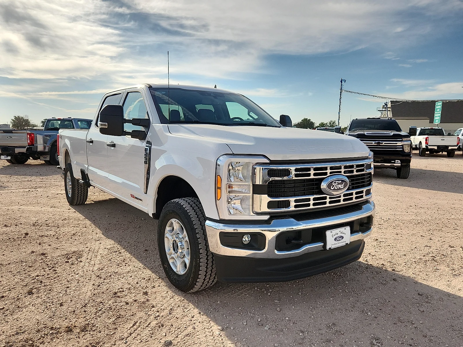 New 2027 Oxford White Ford XLT image 1