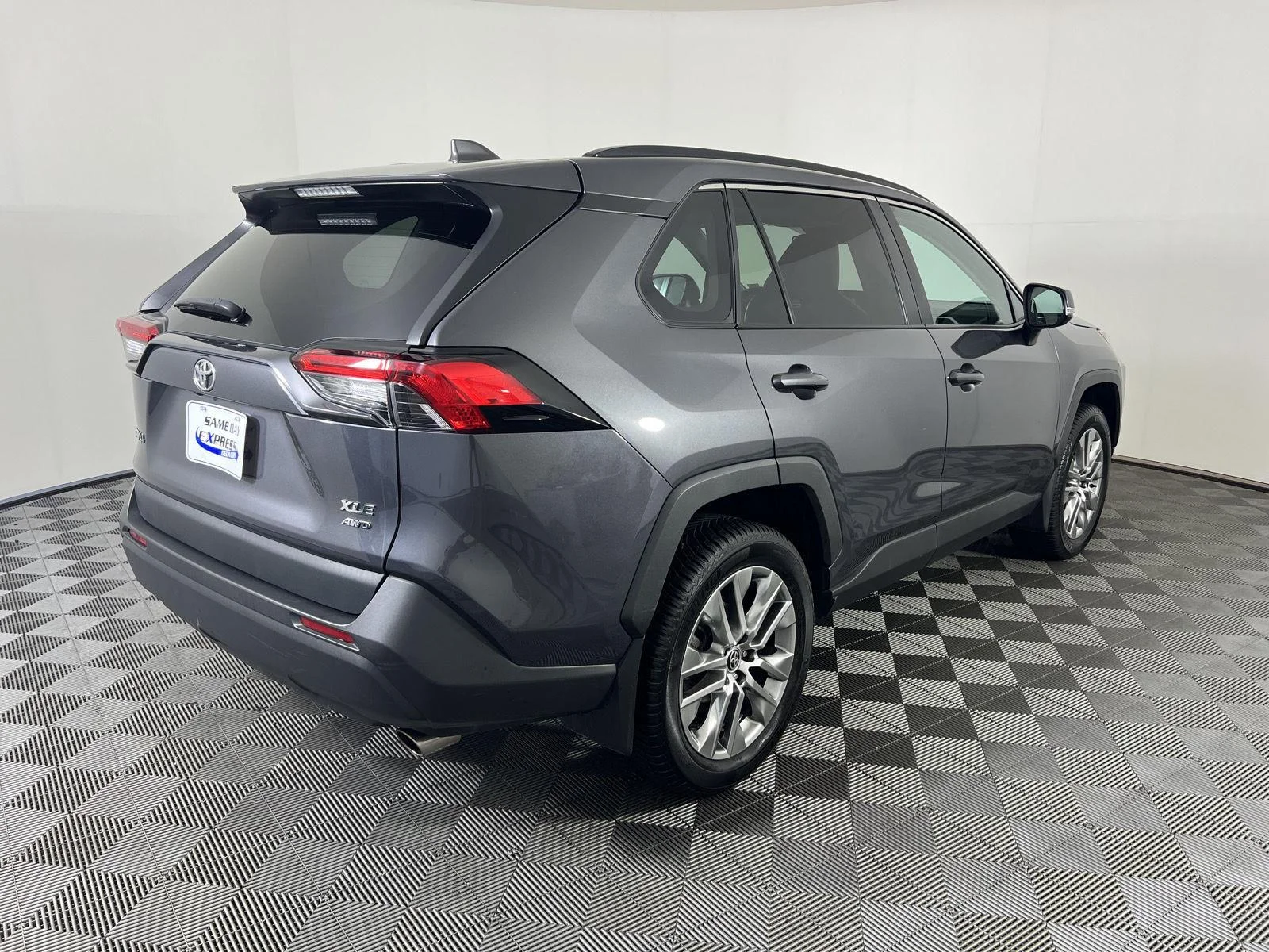 Used 2022 Magnetic Gray Metallic Toyota XLE Premium image 31