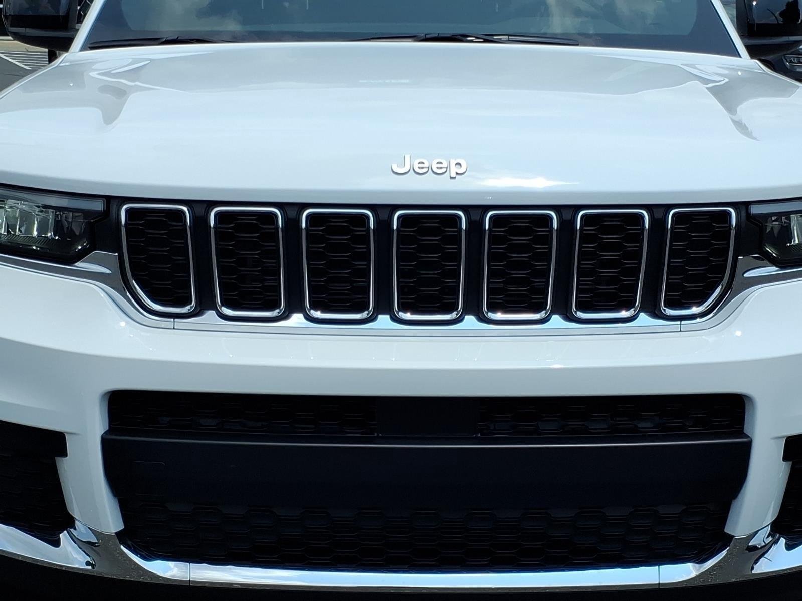 New 2026 Bright White Clear-Coat Exterior Paint Jeep Laredo X image 13