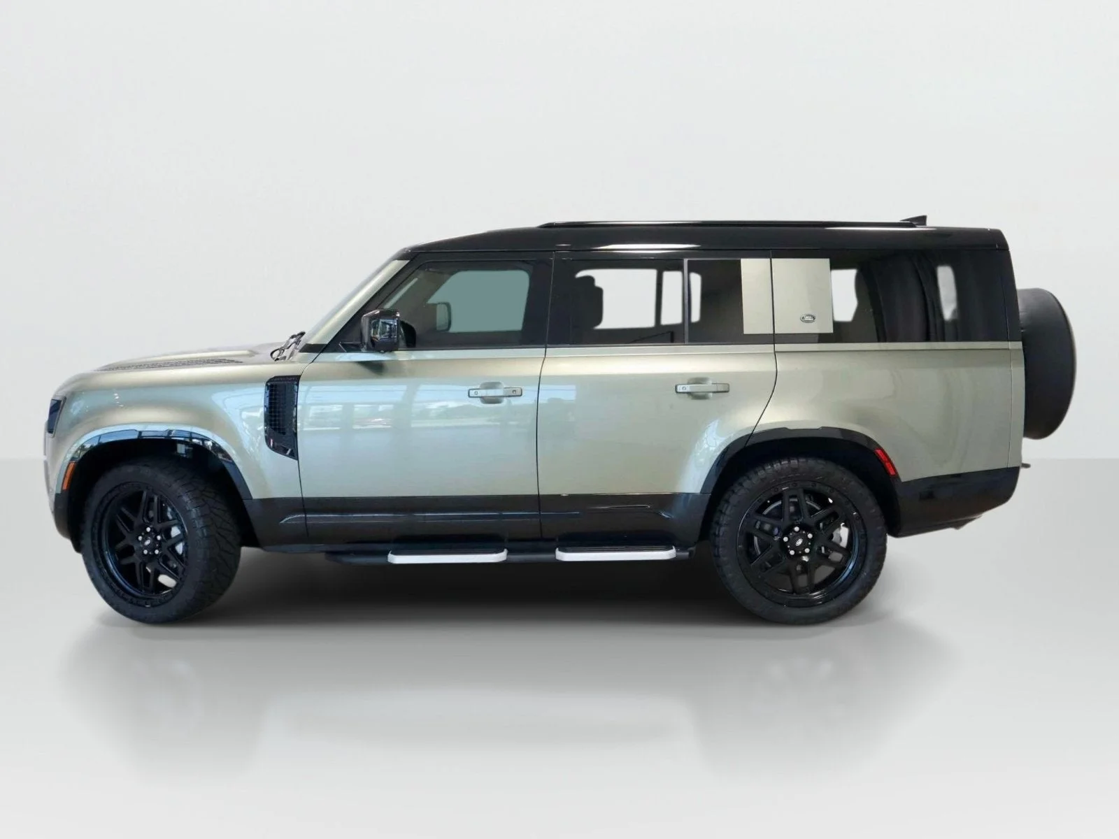 Used 2023 Pangea Green Metallic Land Rover X-Dynamic SE image 2
