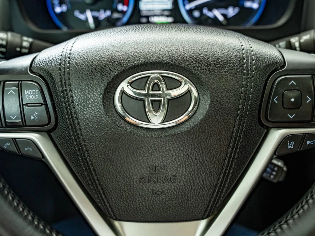Used 2017 Blizzard Pearl Toyota Limited image 32