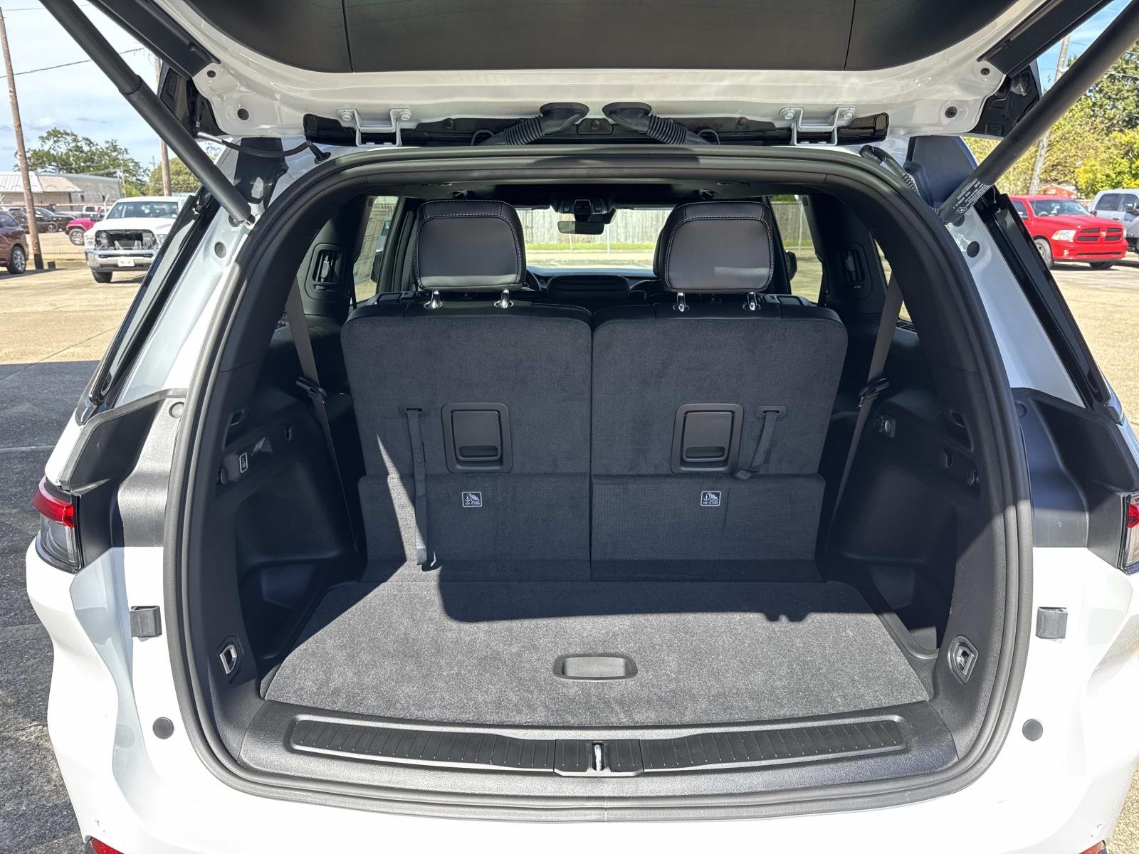 New 2026 Bright White Clear-Coat Exterior Paint Jeep Laredo Altitude image 6
